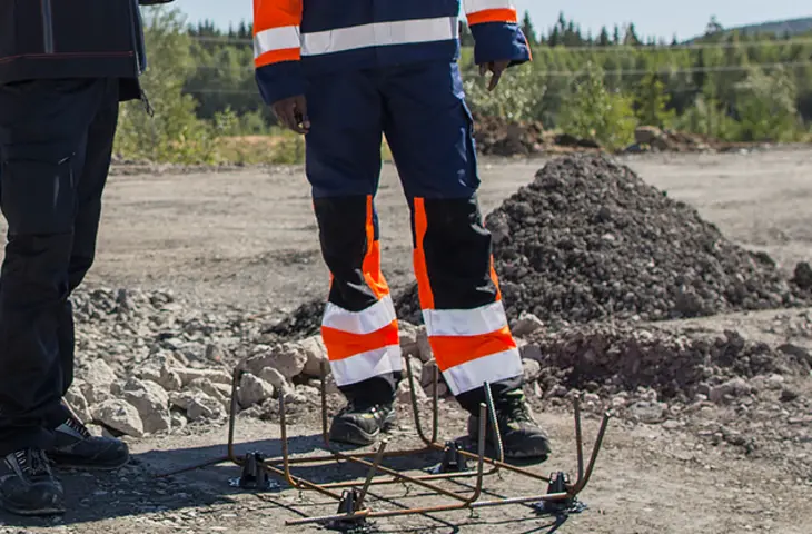 A man wearing Epishine trousers