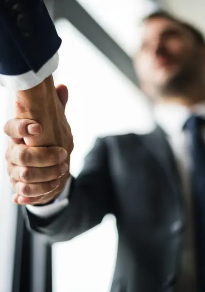 Deux commerciaux se serrent la main