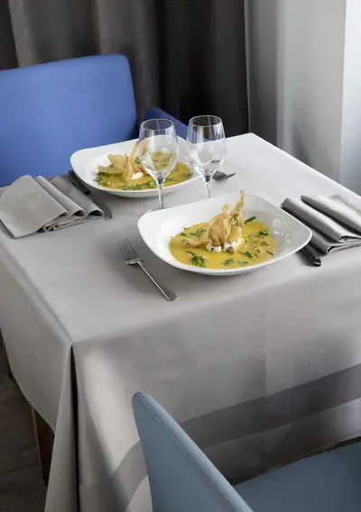 nappe_nappes de table_tapis de table_elis_satin_tablecloth_taupe_tafelkleed_tafelzeil_tafellaken